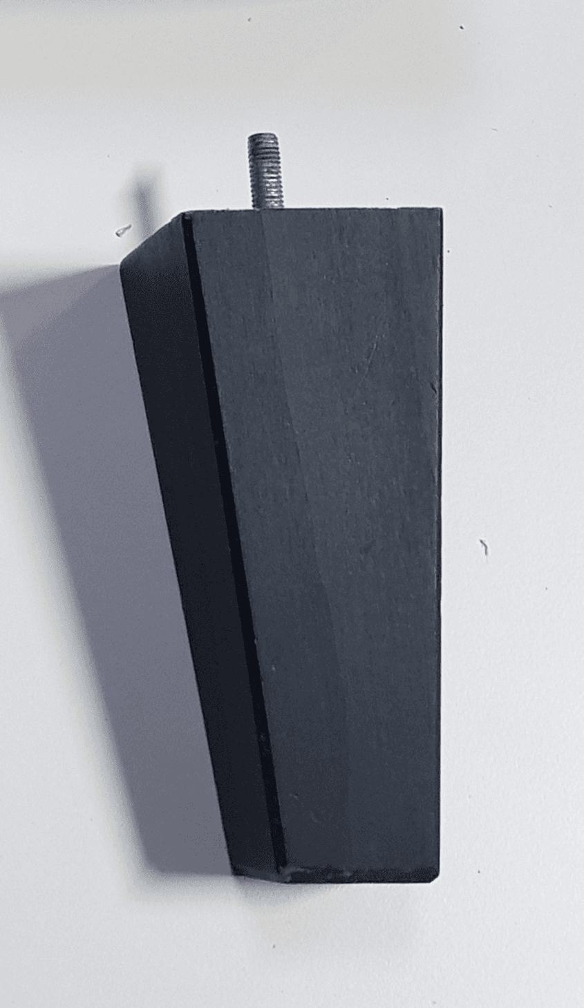 Noga #05: Czarna noga, która podkreśla geometryczny charakter mebla.