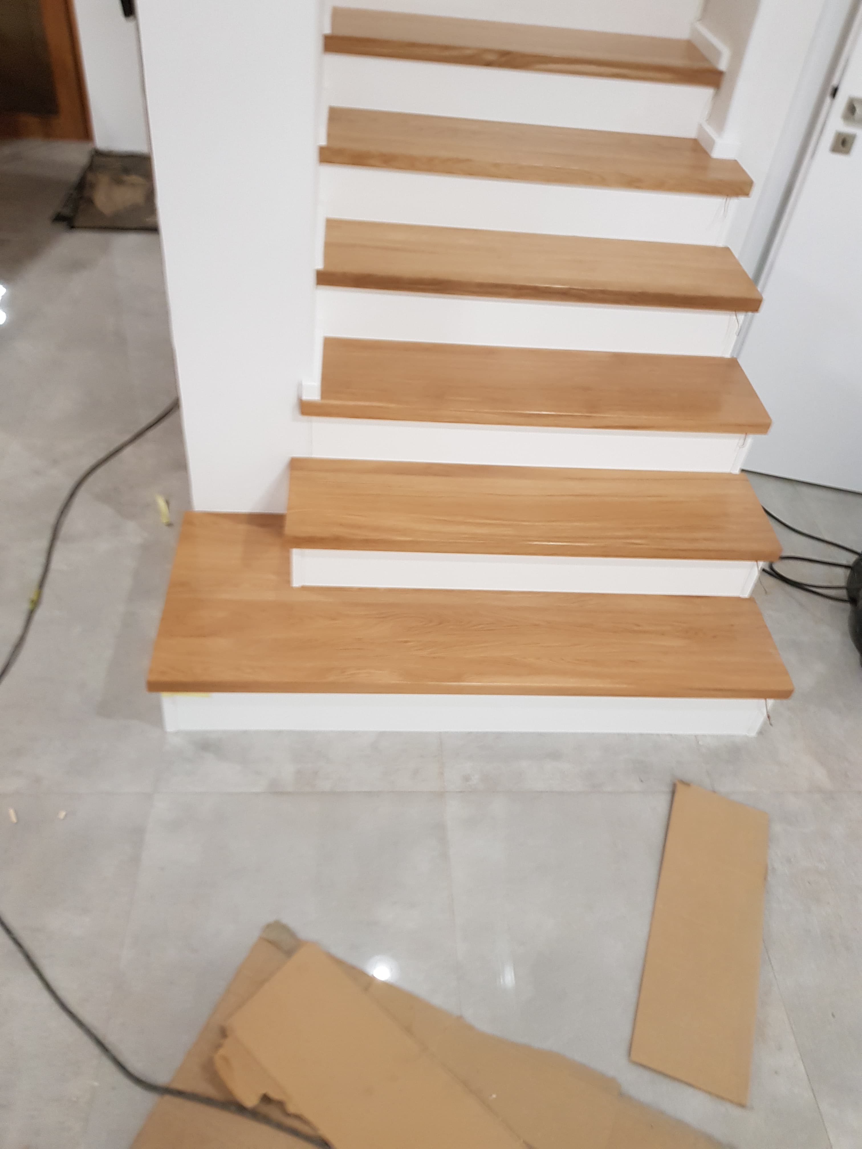 Zbliżenie jasnych, pionowych elementów balustrady.