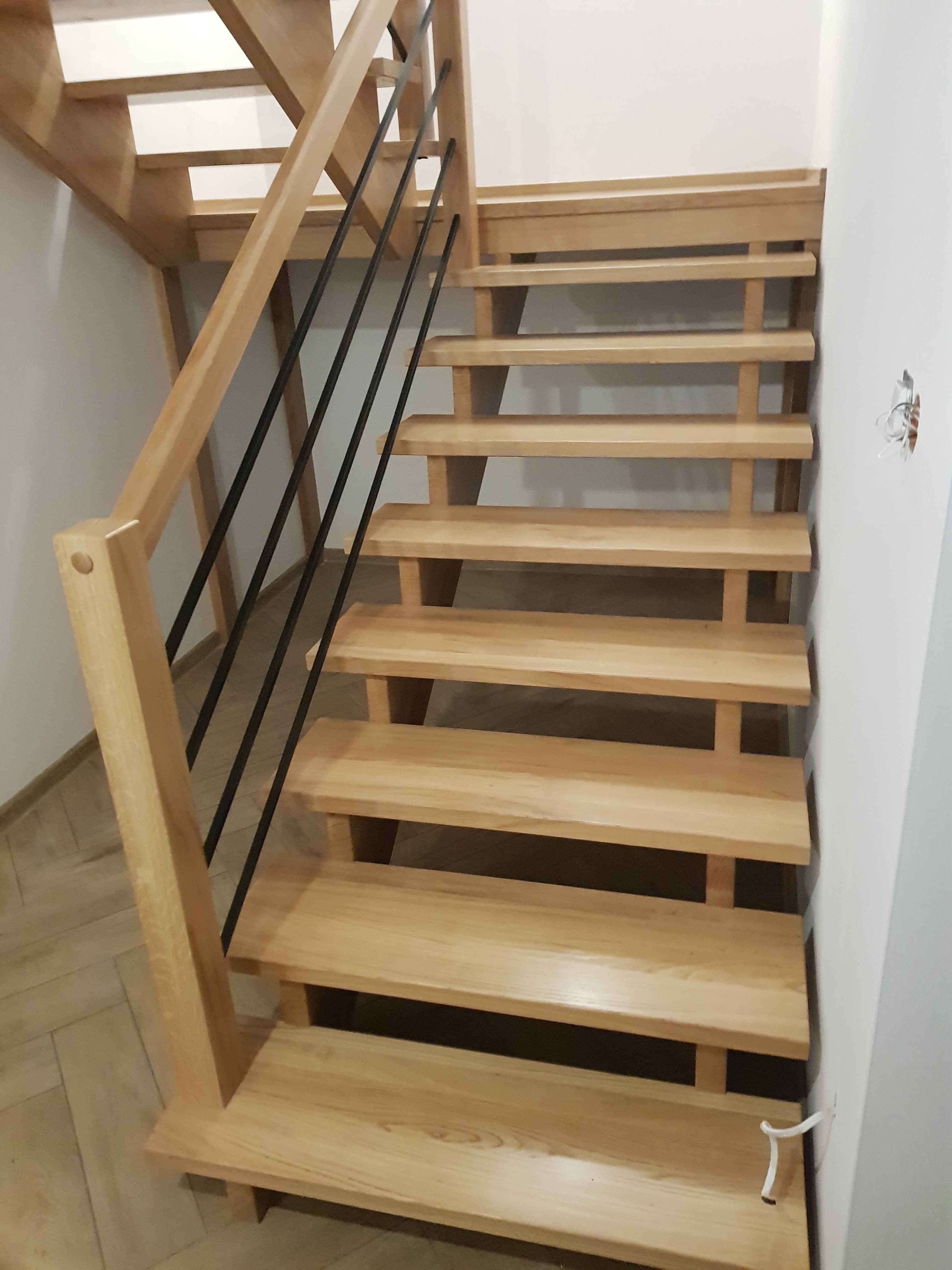 Drewniane tralki połączone z metalową konstrukcją.