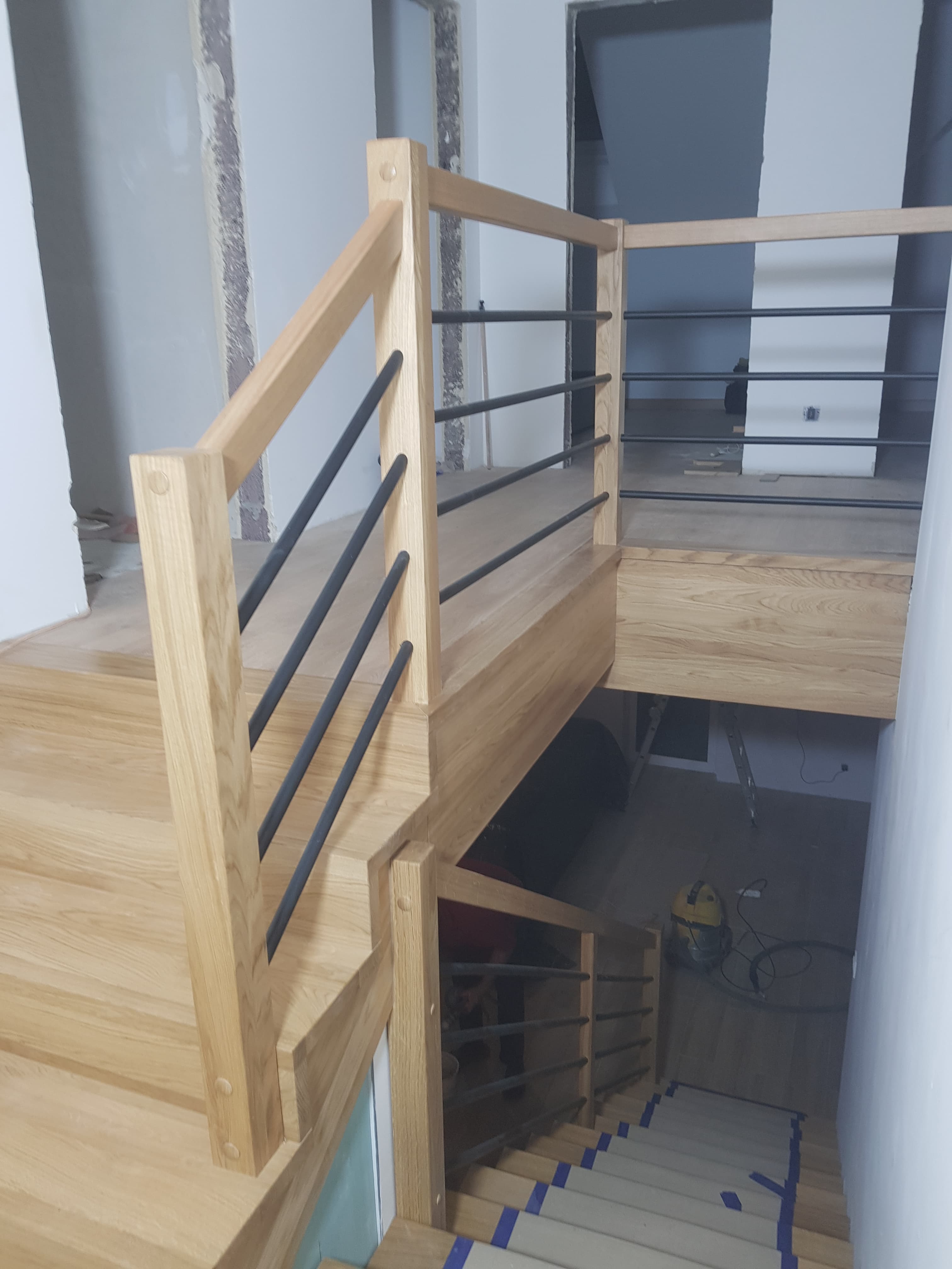 Drewniana konstrukcja schodów w trakcie wykonania.