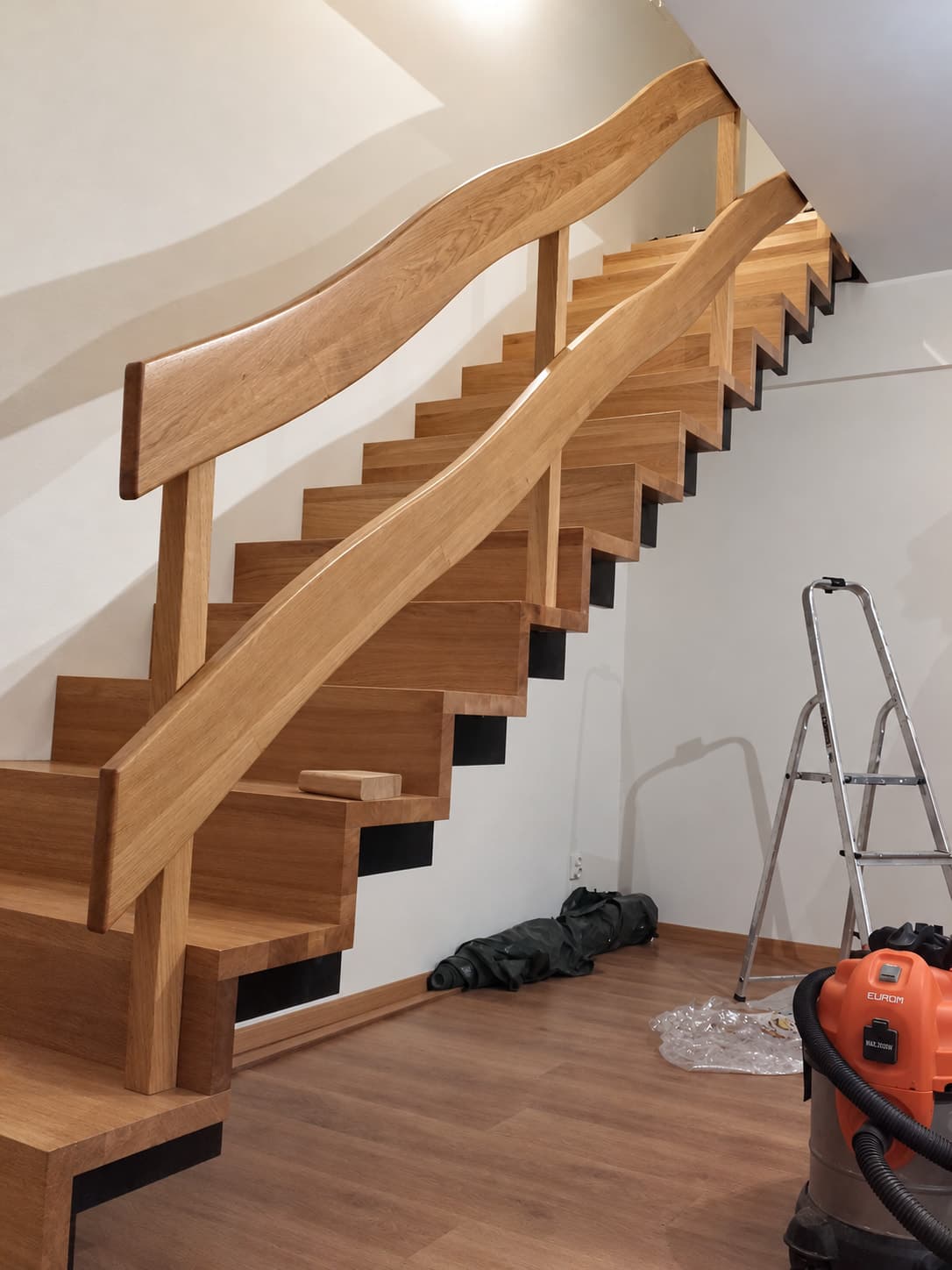 Drewniane stopnie z drewnianą poręczą i balustradą.