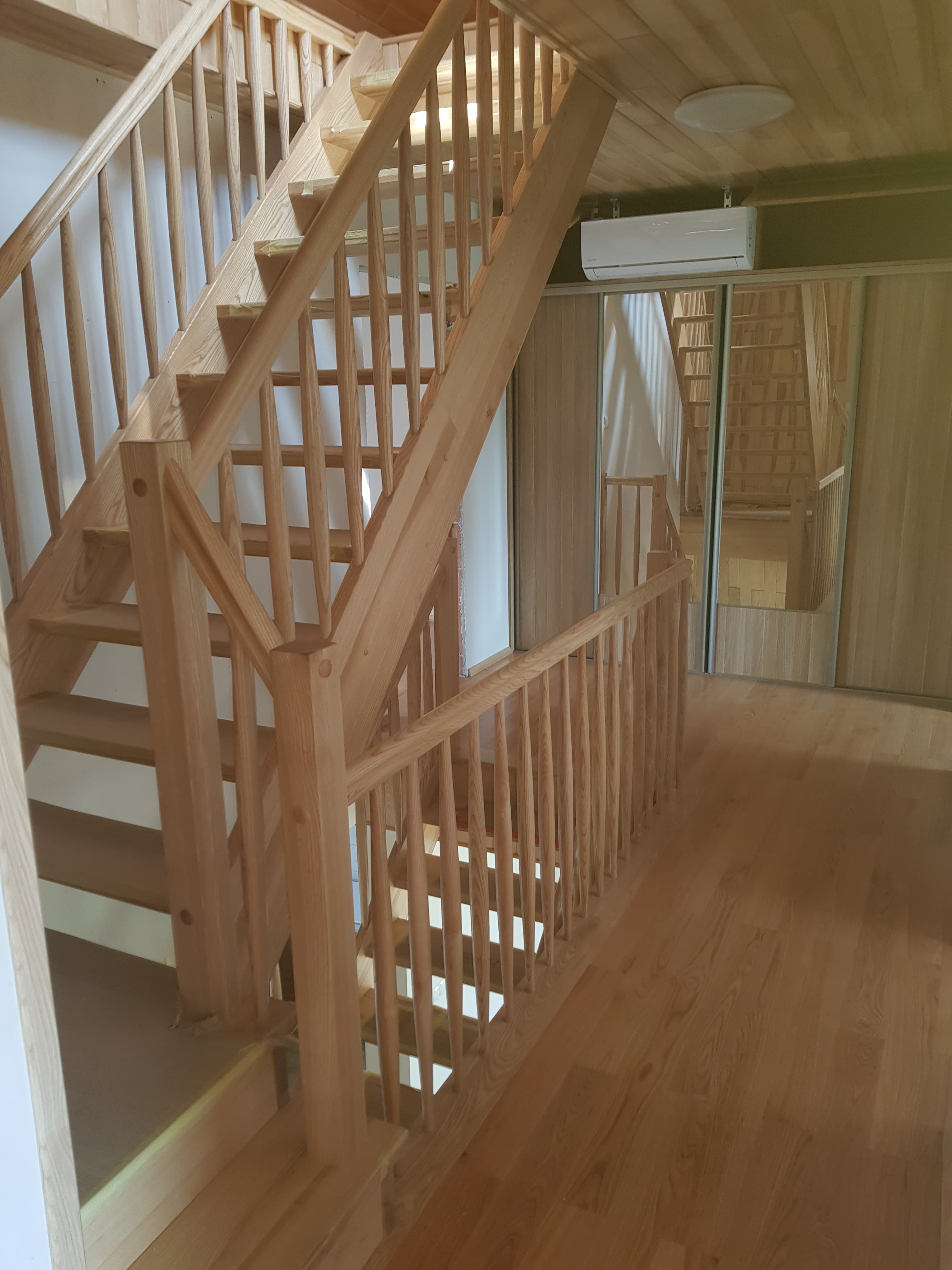 Realizacja drewnianych schodów z balustradą